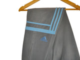 PANTALÓN ADIDAS CHALLENGER GRIS - BANDAS AZULES - TALLA L