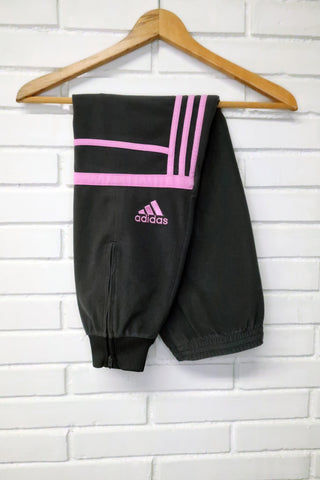 Pantalón Adidas Challenger Gris Oscuro - Bandas Rosa - Talla S